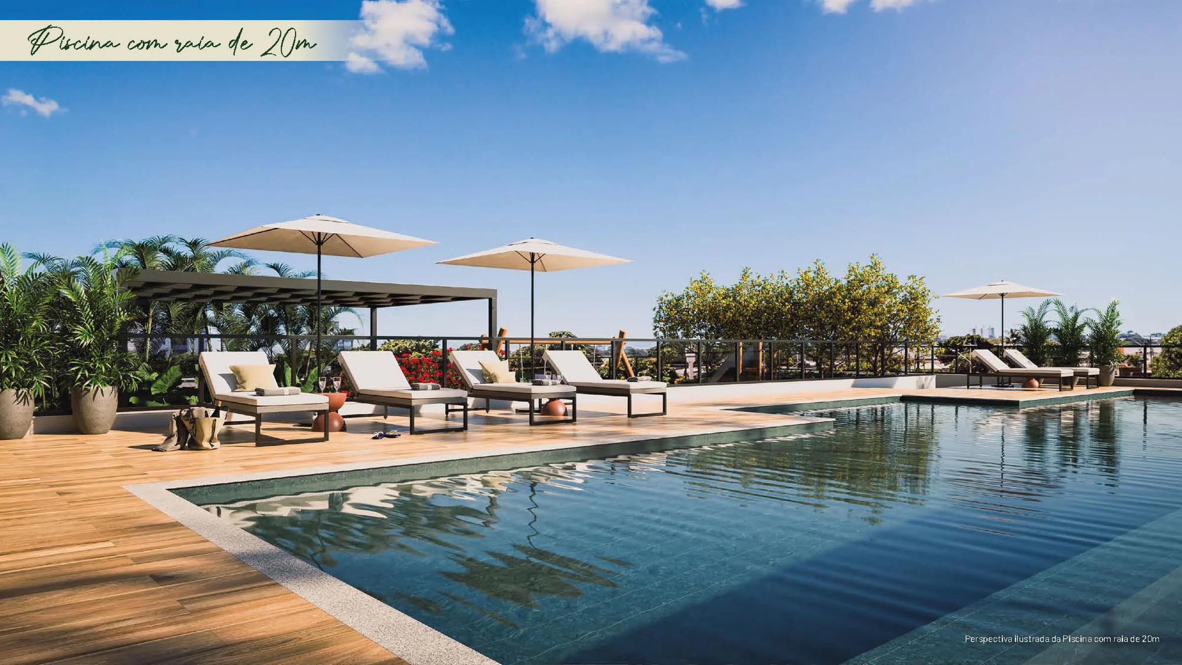 Piscina climatizada com raia de 20 metros, deck de madeira, espreguiçadeiras e ombrelones