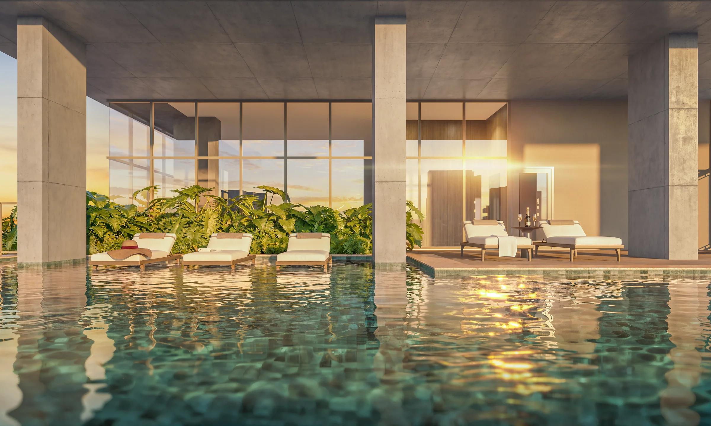 Piscina com deck molhado, espreguiçadeiras e área ajardinada.