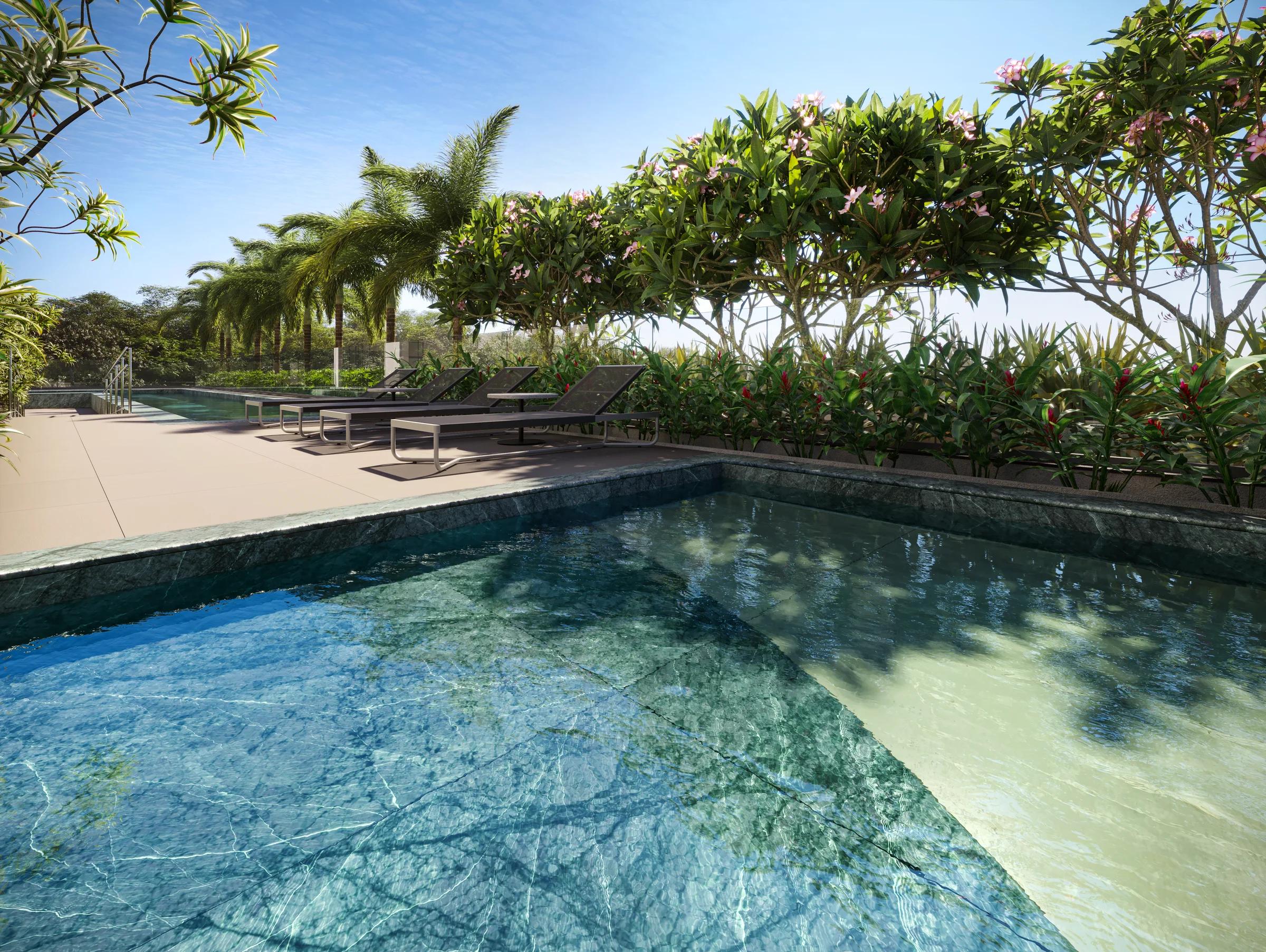Piscina infantil e deck com espreguiçadeiras cercados por plantas floridas