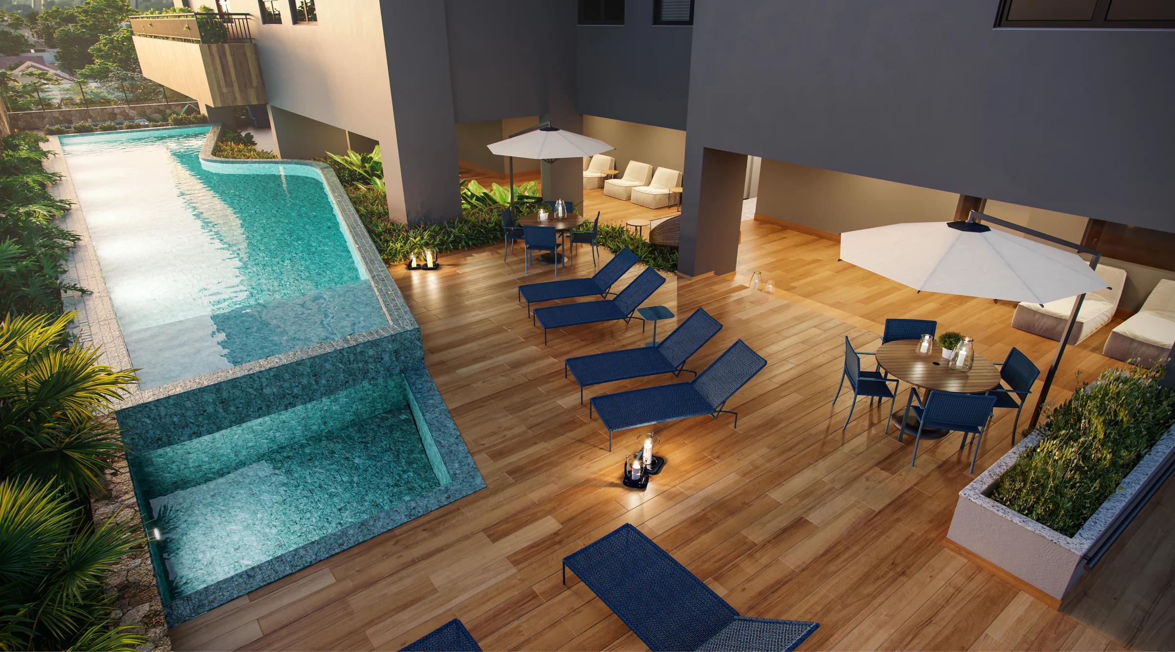 Deck da piscina com espreguiçadeiras, ombrelones e mesas