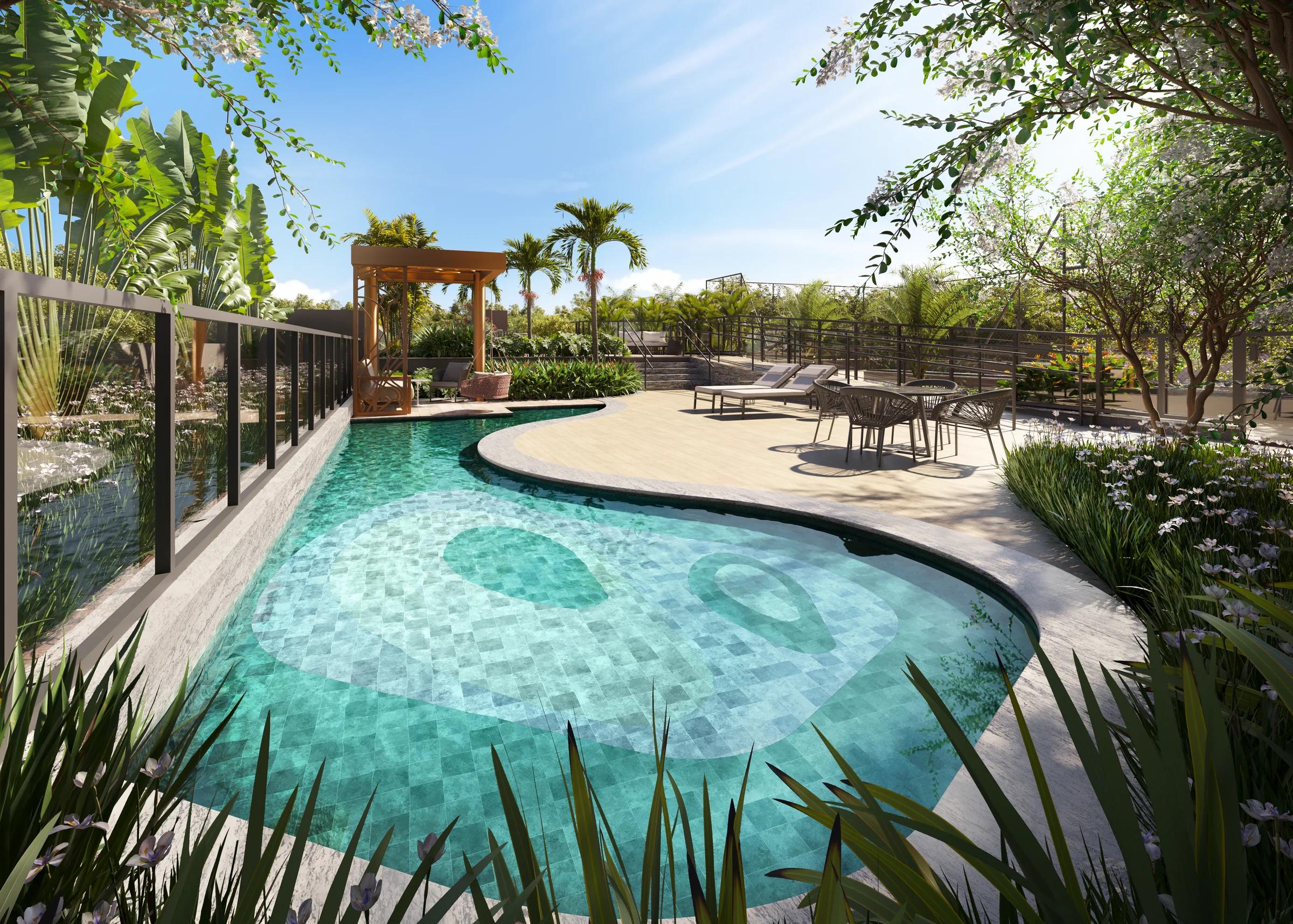 Piscina de formato orgânico cercada por paisagismo tropical e deck com mesas