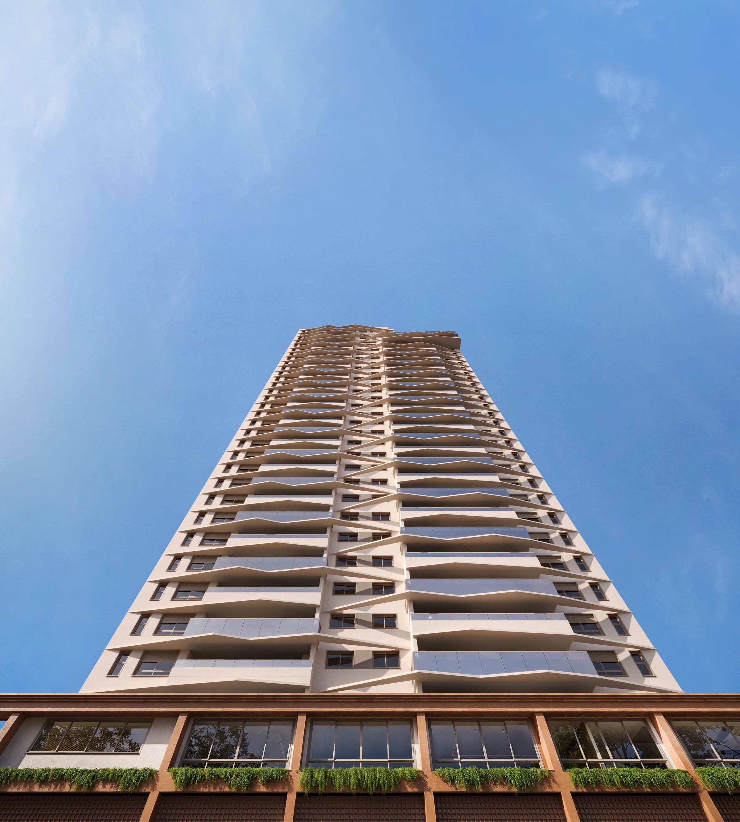 Fachada do edifício com sacadas anguladas e geométricas vista de baixo para cima
