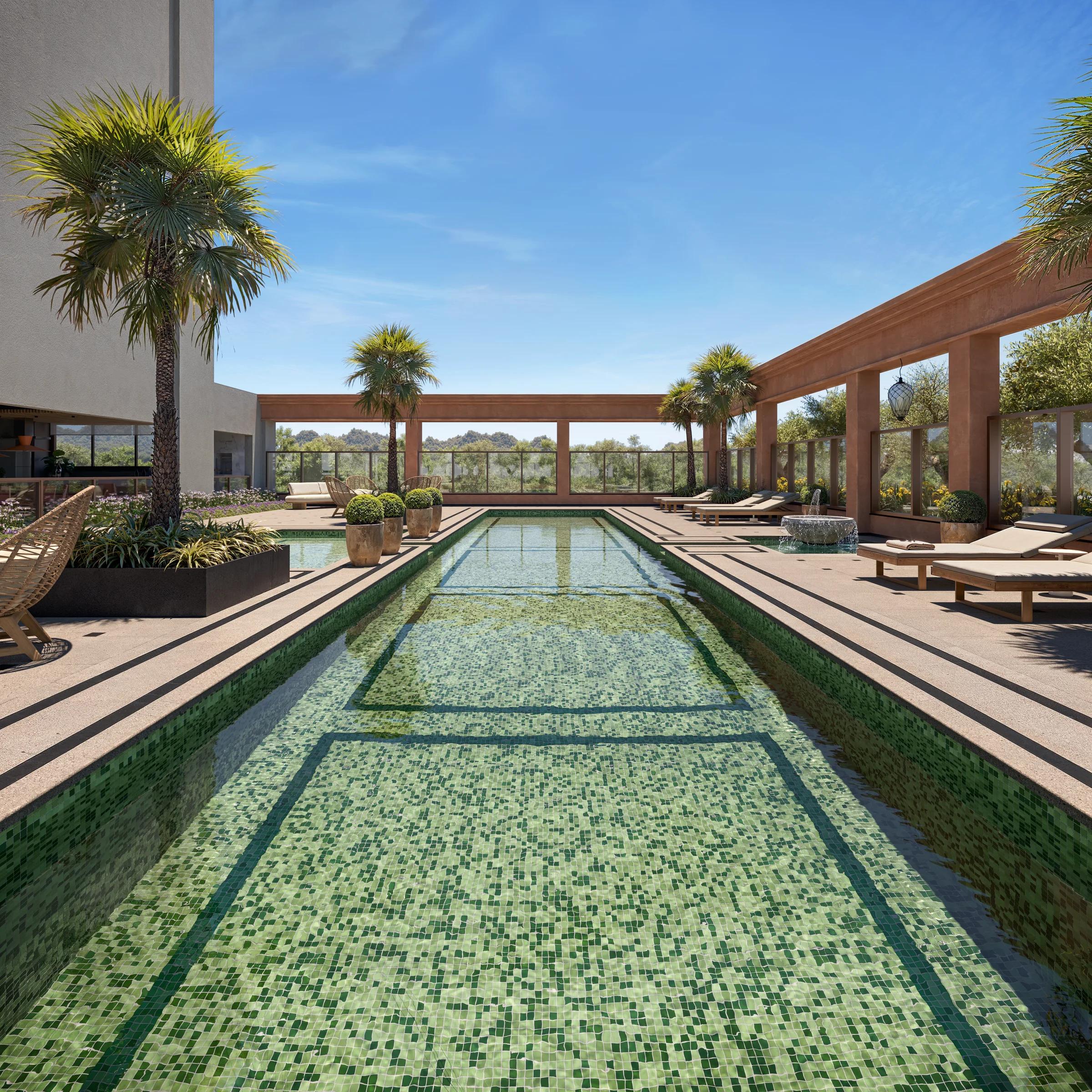 Piscina com raia revestida em pastilhas verdes, espreguiçadeiras e pergolado no deck externo