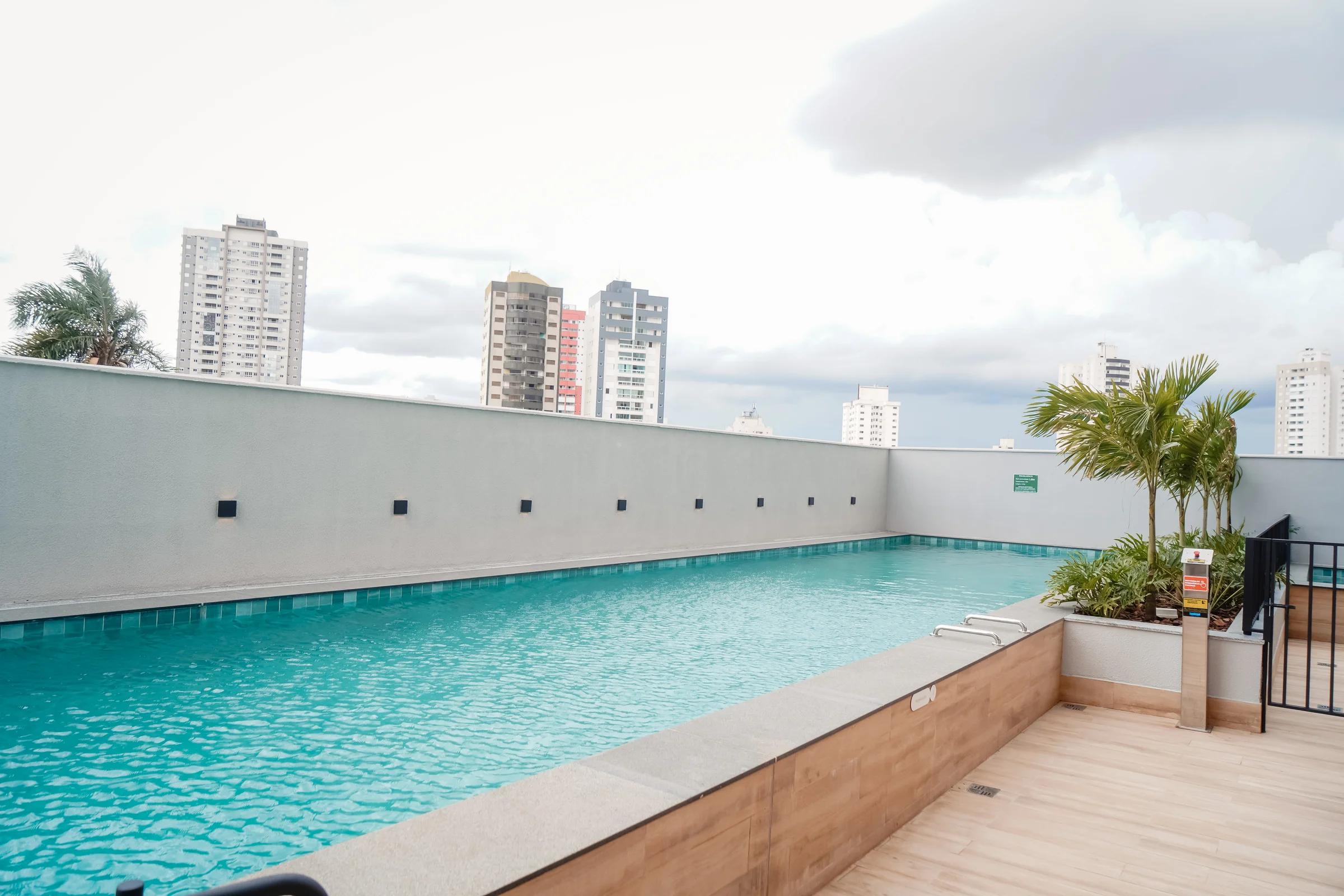 Foto da piscina adulta vista ao longo do deck