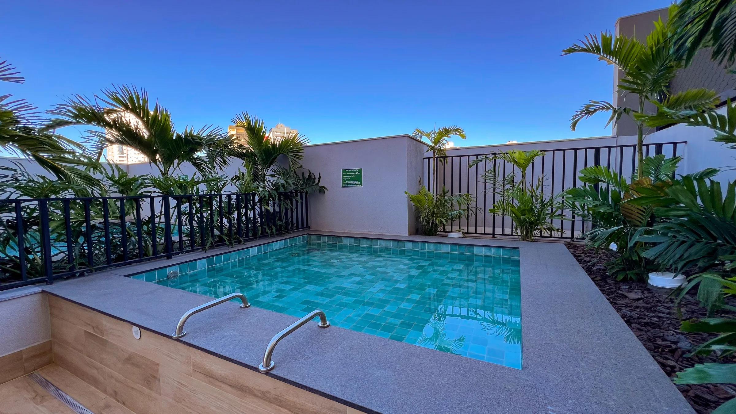 Foto da piscina com deck e espreguiçadeiras