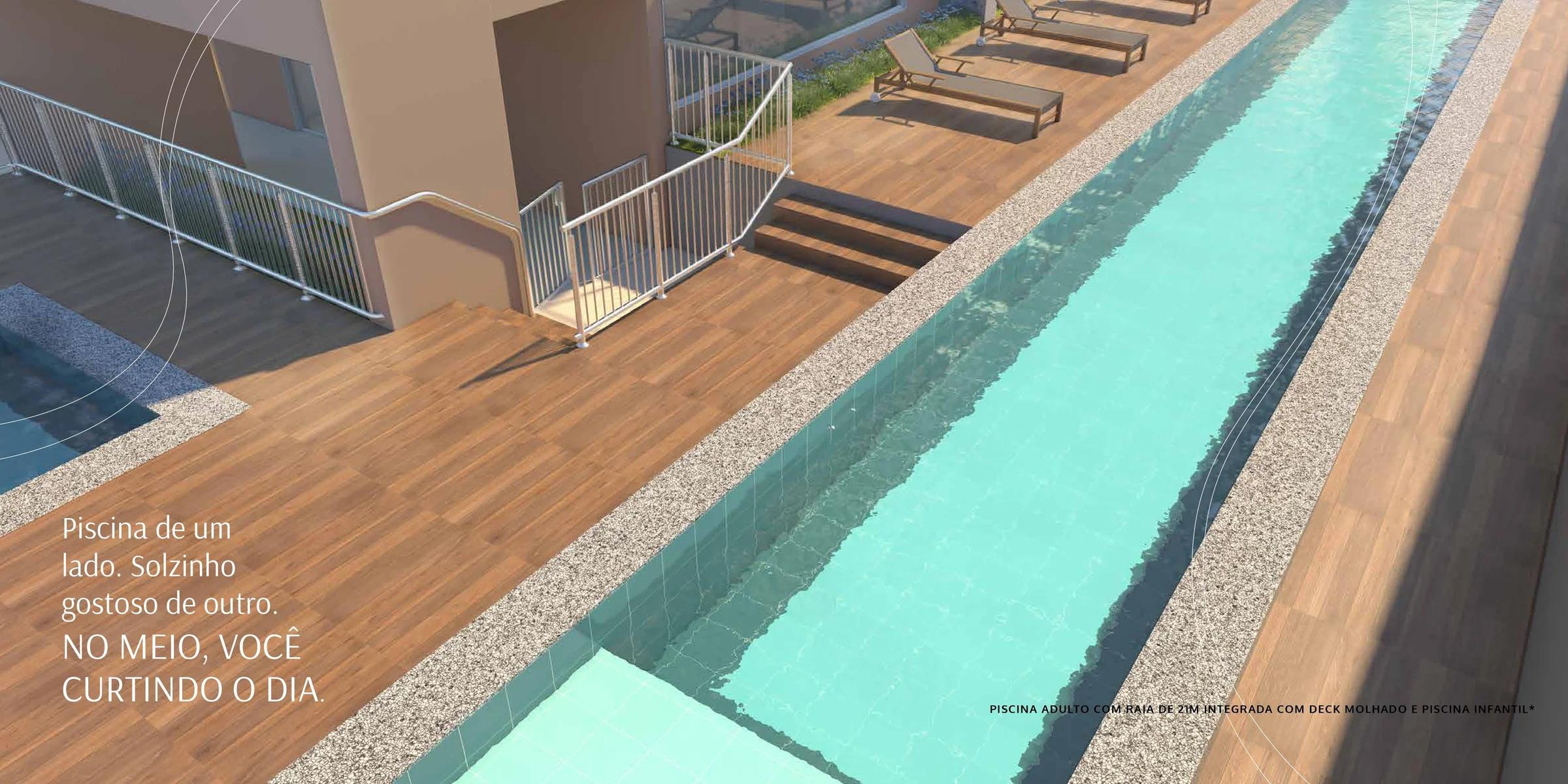 Piscina adulto com raia integrada, deck de madeira e espreguiçadeiras