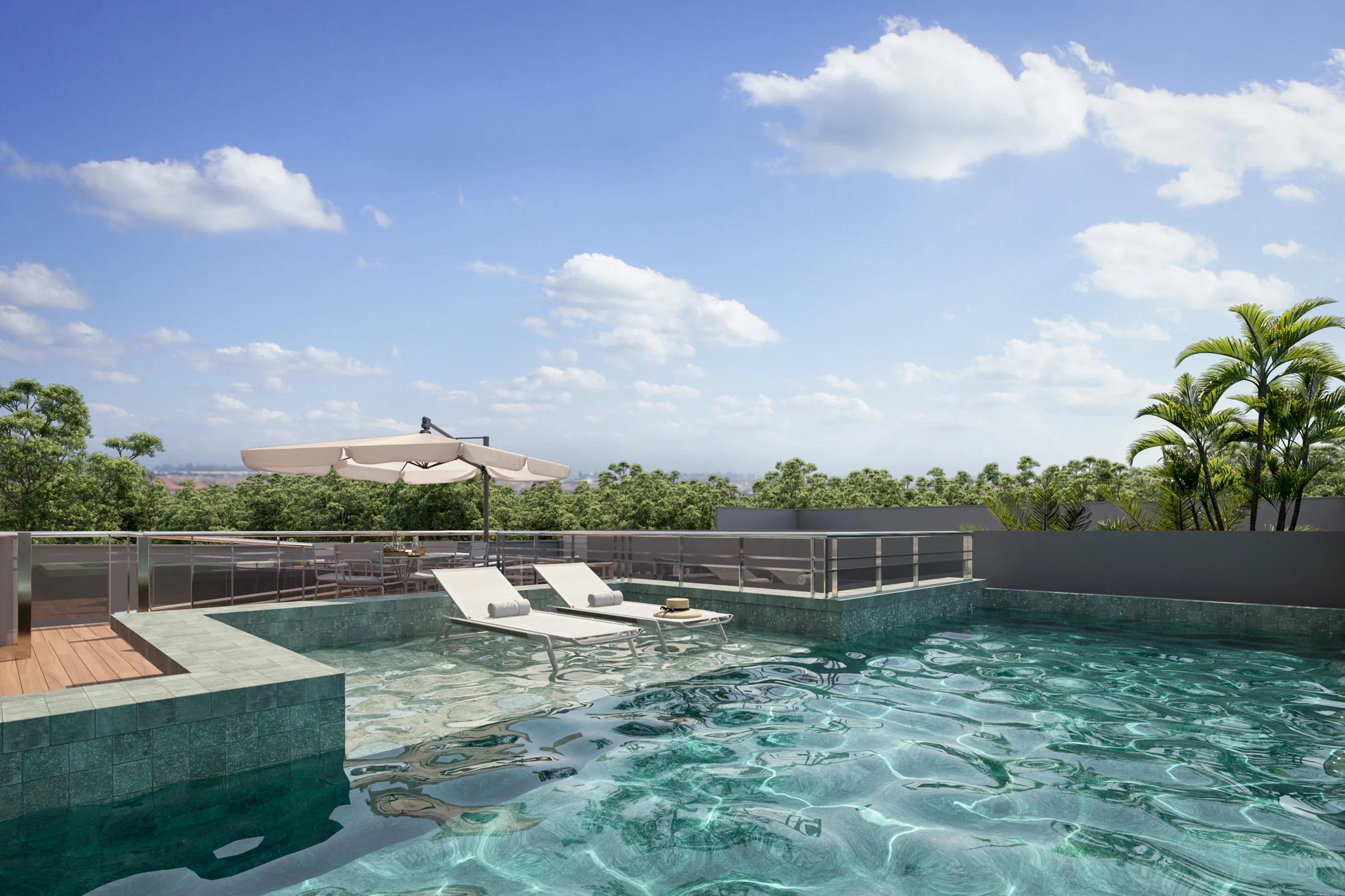 Piscina ao ar livre com espreguiçadeiras e deck de madeira