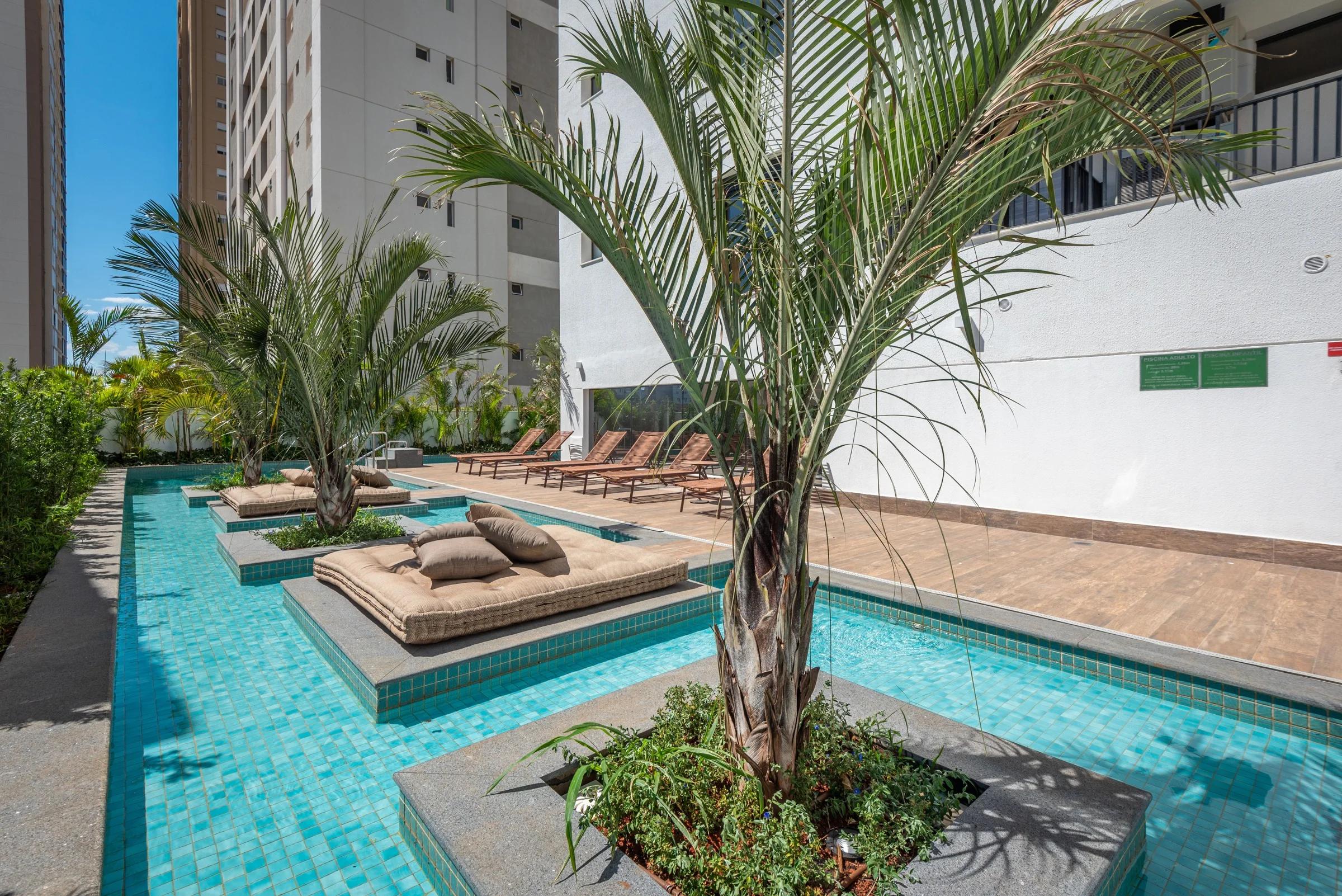 Foto da piscina com deck e espreguiçadeiras