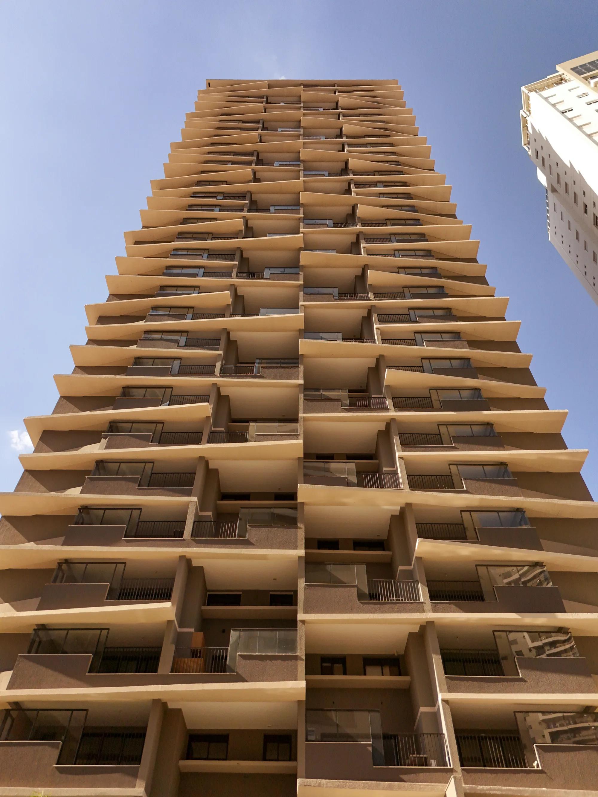 Azure — perspectiva — Fachada diurna com varandas